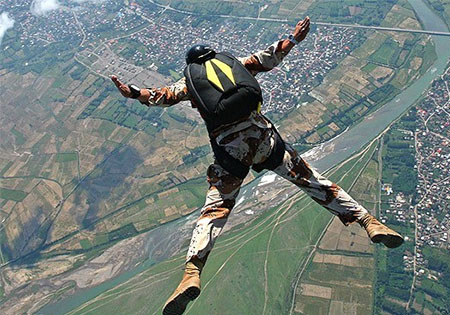 انجام عملیات چتربازی توسط تکاوران نزاجا در منطقه رزمایش ارتش/ عملیات رهایی گروگان عصر امروز اجرا میشود