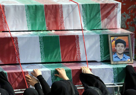 مراسم استقبال از پیکر 13 شهید گمنام دوران دفاع مقدس در فرودگاه شیراز برگزار شد