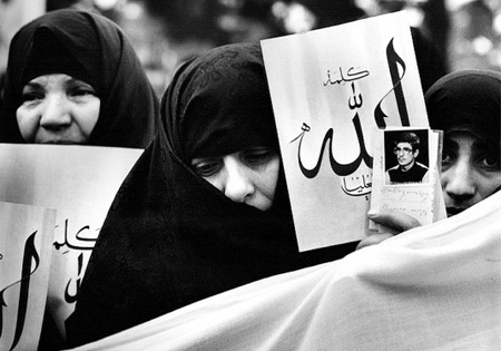 اینجا چراغی روشن است