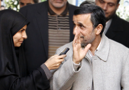 «محمود احمدی نژاد» در جمع راهپیمایان حضور یافت