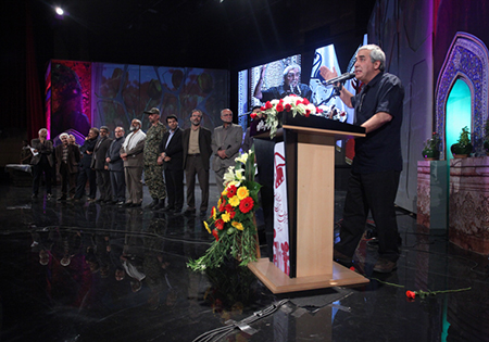 دعا کنید کسانی که خون شهدا را نمی بینند رسوا شوند