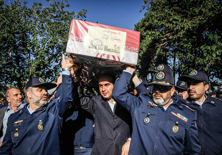 پیکر دو شهید گمنام دفاع مقدس در ستاد نهاجا تشییع و خاکسپاری شد