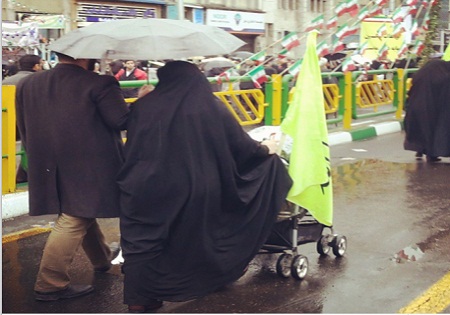 عکس/وقتی باران لذت راهپیمایی را دو چندان میکند
