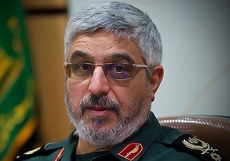 عوامل نفوذی دشمن قصد تغییر مسیر انقلاب را دارند