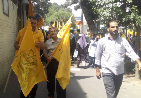 توزیع پرچمهای منقش به جمله «ما ایستادهایم» در آستانه شروع مراسم +عکس