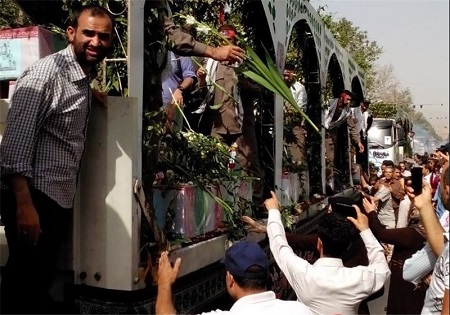 لحظه به لحظه با گوشههایی از متن و حاشیه مراسم تشییع شهدا به روایت خبرنگاران دفاع پرس