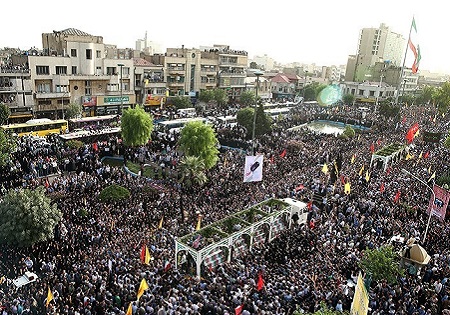 بوسه‌ی موج خروشان ملت بر دستان بسته غواصانی که تا آخر ایستادند