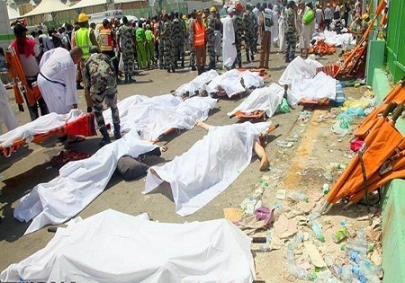 نماز گزاران در اعتراض به جنایات آل سعود در منا راهپیمایی میکنند