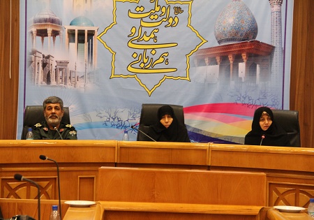 دفاع مقدس سیاسی نیست