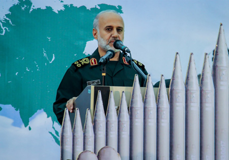 خائنین و ساده‌اندیشان قصد باز کردن پای آمریکا به ایران را دارند/ اظهار رضایت رهبری از نمایش شهر موشکی