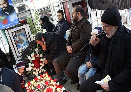 نجوای مادر شهید تفحص بر سر مزار فرزندش؛ 