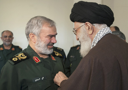 اعطای نشان «فتح» به فرمانده ندسا و پاسداران بازداشتکننده نظامیان متجاوز آمریکایی