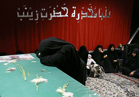 نکوداشت خانوادههای شهدای تیپ زینبیون در آخرین شب ماه رمضان