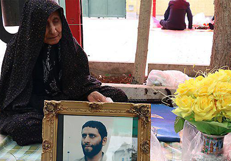 مهر مادری و سفره هفت سین در کنار مزار فرزند مهر مادری و سفره هفت سین در کنار مزار فرزند