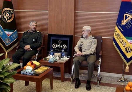 فرماندهان عالی رتبه ارتش و سپاه با یکدیگر دیدار و گفت‌وگو کردند+ عکس