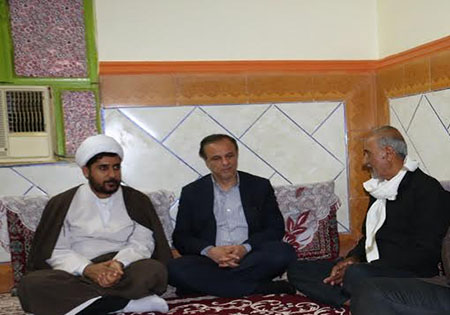 استاندار کرمان با خانواده دو شهید دیدار کرد