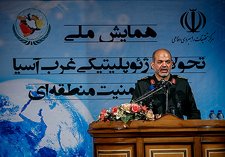 تئوری دشمن تبدیل ایران از یک قدرت درجه اول به دوم است/ غربیها با ایجاد پروژههایی همچون هستهای بدنبال مهار ایران هستند