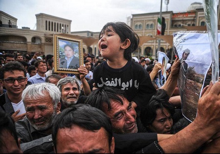عکس/فرزند شهید مدافع حرم در تشییع پدرش