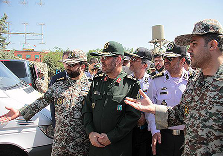 تصاویر/ بازدید وزیر دفاع از نمایشگاه دستاوردهای پدافند هوایی قرارگاه خاتم