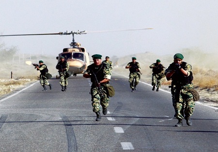 اجرای عملیات رهایی گروگان توسط تکاوران تیپ 65/ اجرای عملیات تکتیرانداز از درون بالگرد