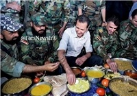 عکس/ بشار اسد بر سر سفره افطار نیروهای ارتش