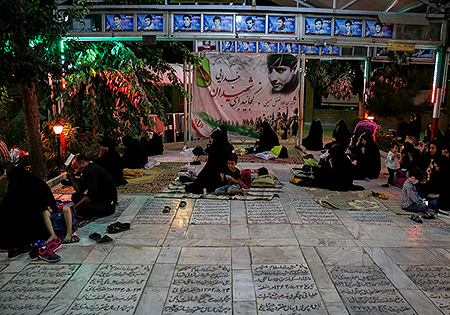 تصاویر/ احیای شب بیست و سوم  ماه رمضان درکنار مزار شهدا
