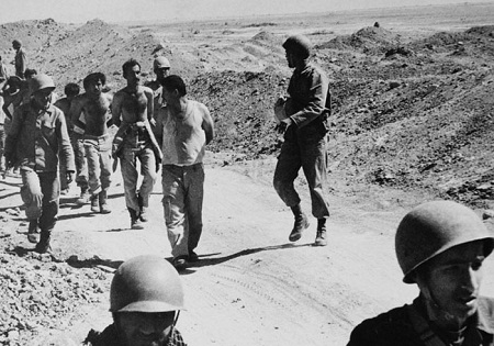 گریه سرهنگ عراقی از ترس رویارویی با رزمندگان اسلام در خرمشهر