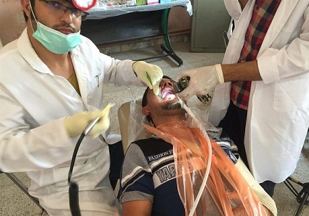 خدمت‌رسانی رایگان دندان‌پزشکان بسیجی به مدافعان حرم+ تصاویر