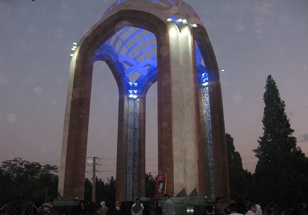 عزاداری سوگواران شهادت امام صادق(ع) در جوار یادمان شهدای گمنام