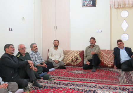 دیدار جمعی از فرماندهان دفاع مقدس با خانواده شهید محمد رضایی
