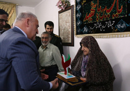 دیدار استاندار گلستان با خانواده سه شهید در گرگان + تصاویر