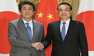 Abe, Li Agree on Need to Open New Era for Japan, China