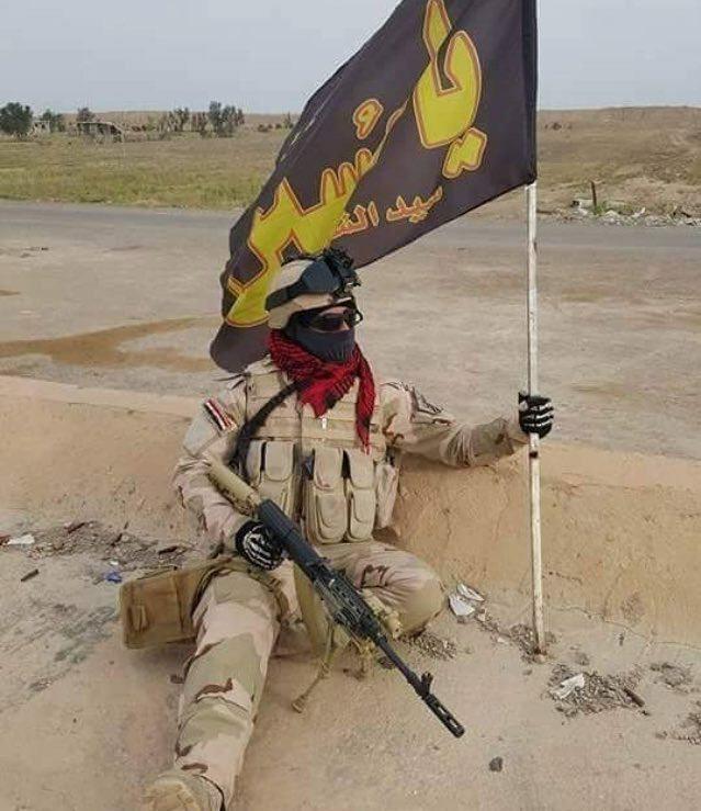 عکس/ پرچم رزمنده عراقی در نبرد با داعشیان