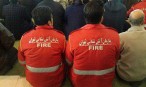 لباس آتش‌نشانی بر تن خبرنگاران حاضر در مراسم تشییع شهدا