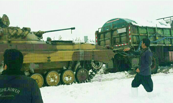 کمک رسانی نیروهای ارتش به مردم گرفتار در سیلاب و برف
