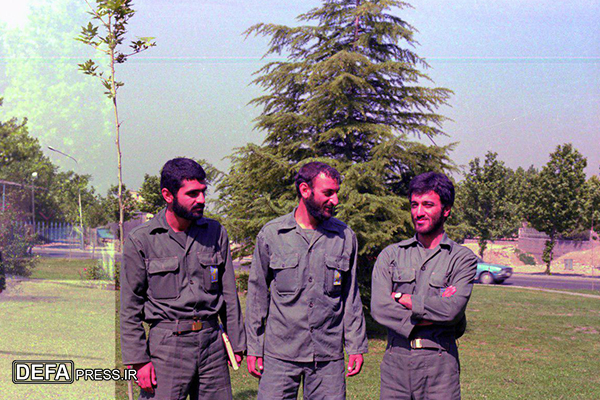 روایتی از پرچمداری برادران در جبهه تا دلگیری از کسانی که به جبهه پشت کردند روایتی از پرچمداری برادران در جبهه تا دلگیری از کسانی که به جبهه پشت کردند