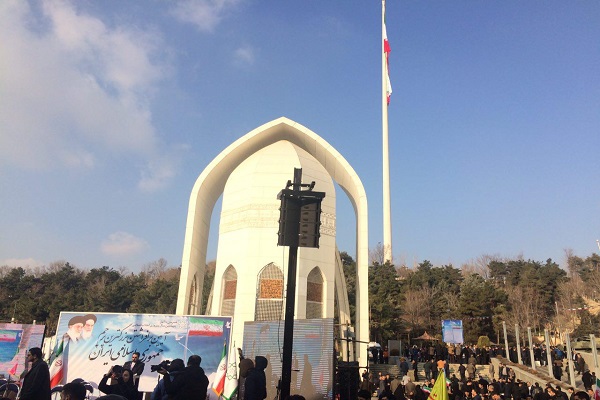 از بزرگترین پرچم ایران در باغ موزه دفاع مقدس رونمایی شد