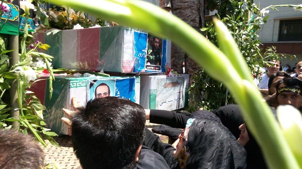 تشییع پیکر پاک شهدای ترور از مقابل دانشگاه تهران/ حضور خانواده شهدای ترور در کنار تابوت فرزندانشان +تصاویر