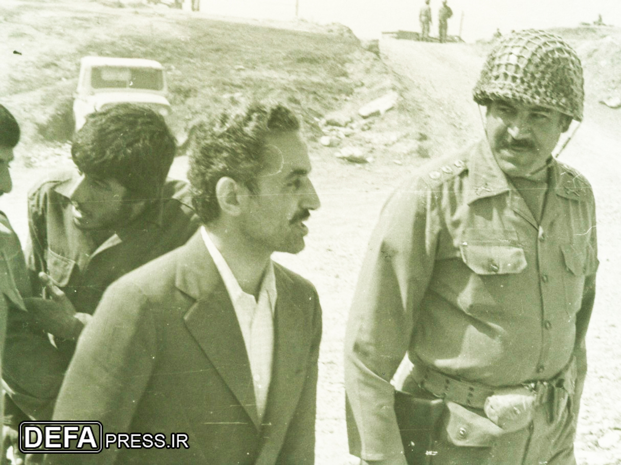 امیر سهرابی؛ فاتح میمک و گیرنده درفش ارتش از امام خمینی (ره) امیر سهرابی؛ فاتح میمک و گیرنده درفش ارتش از امام خمینی (ره)