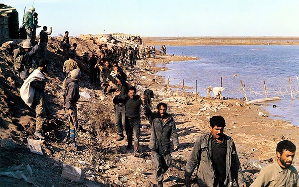 ماجرای گریه سرگرد عراقی/ فریادهای الله اکبر لرزه بر تن صدامیان انداخته بود ماجرای گریه سرگرد عراقی/ فریادهای الله اکبر لرزه بر تن صدامیان انداخته بود