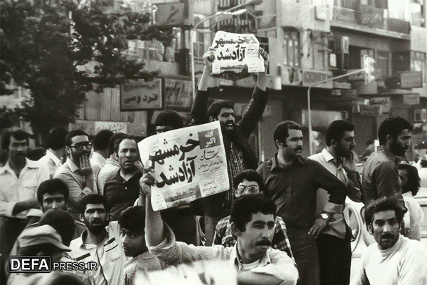 عراقی‌ها گروه‌گروه دست‌های خود را بالا می‌بردند و تسلیم می‌شدند