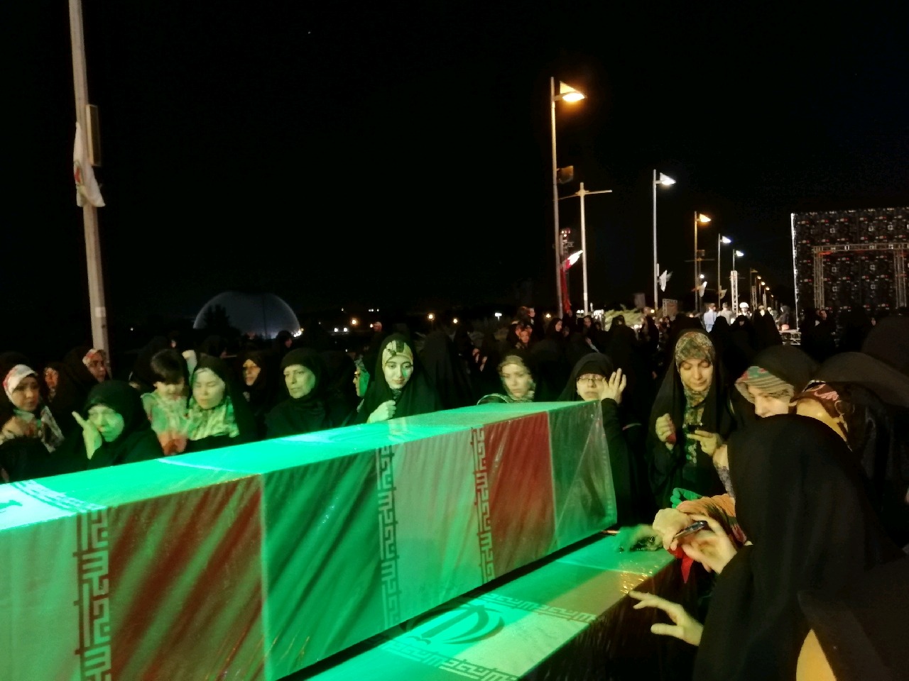 سنگ تمام مردم تهران در وداع با پیکرهای مطهر ۱۵۰ شهید دفاع مقدس