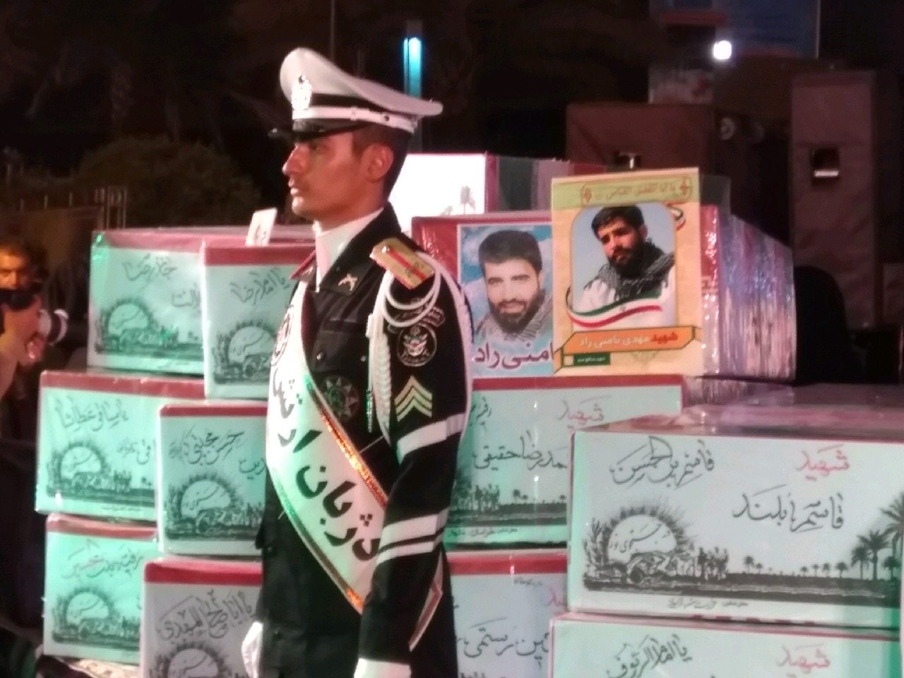 سنگ تمام مردم تهران در وداع با پیکرهای مطهر ۱۵۰ شهید دفاع مقدس