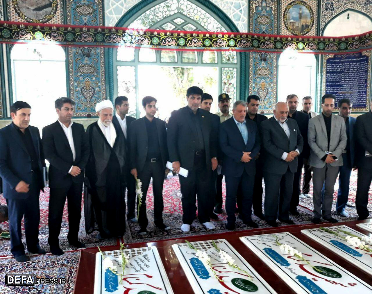 ادای احترام رئیس شورای شهر تهران به شهدای گمنام منطقه 17 + عکس