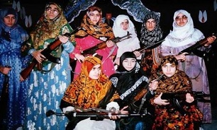 همراهی زنان کرد با پیشمرگان کرد مسلمان در مبارزه با ضد انقلاب همراهی زنان کرد با پیشمرگان کرد مسلمان در مبارزه با ضد انقلاب