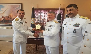 دریادار حسین خانزادی از مراکز آموزشی و تحقیقاتی نیروی دریایی پاکستان بازدید کرد