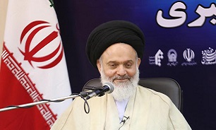 ملت ایران با تحمل همه سختی ها پای این انقلاب ایستاده است