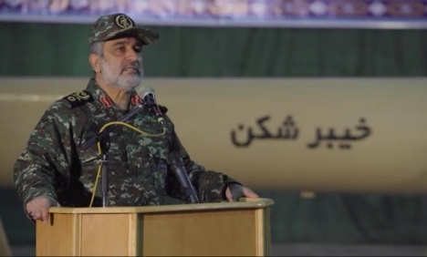 سردار حاجیزاده در مراسم رونمایی از موشک خیبرشکن چابکی و سرعت اصابت از توانمندیهای منحصربهفرد موشک خیبرشکن است