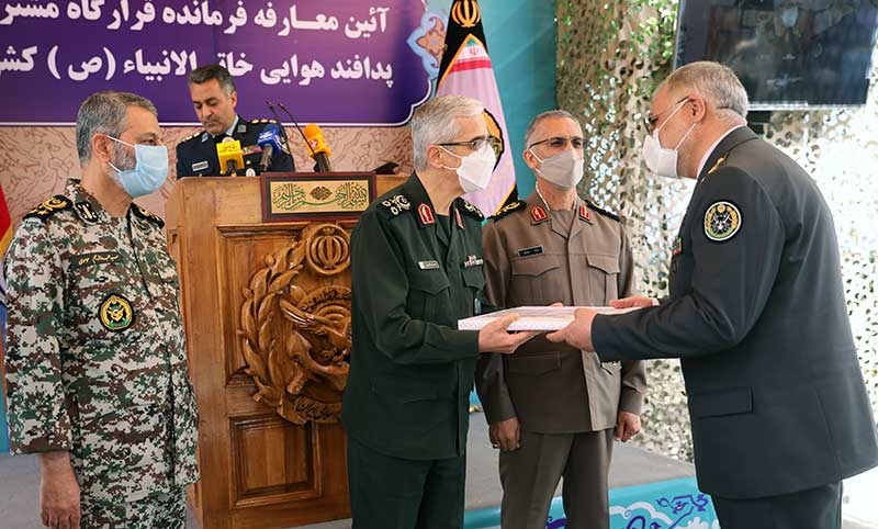 حکم انتصاب فرمانده قرارگاه مشترک پدافند هوایی خاتمالانبیا (ص) اهدا شد حکم انتصاب فرمانده قرارگاه مشترک پدافند هوایی خاتمالانبیا (ص) اهدا شد