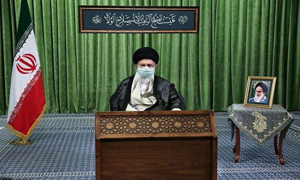 امام خامنه‌ای: کسی که دلسوز مردم است مردم را از رفتن پای صندوق منع نمی‌کند